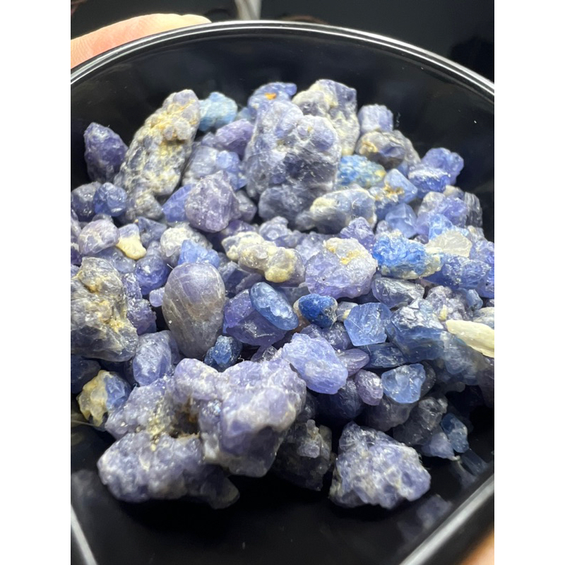 藍色,紫色尖晶石很多; 221克拉