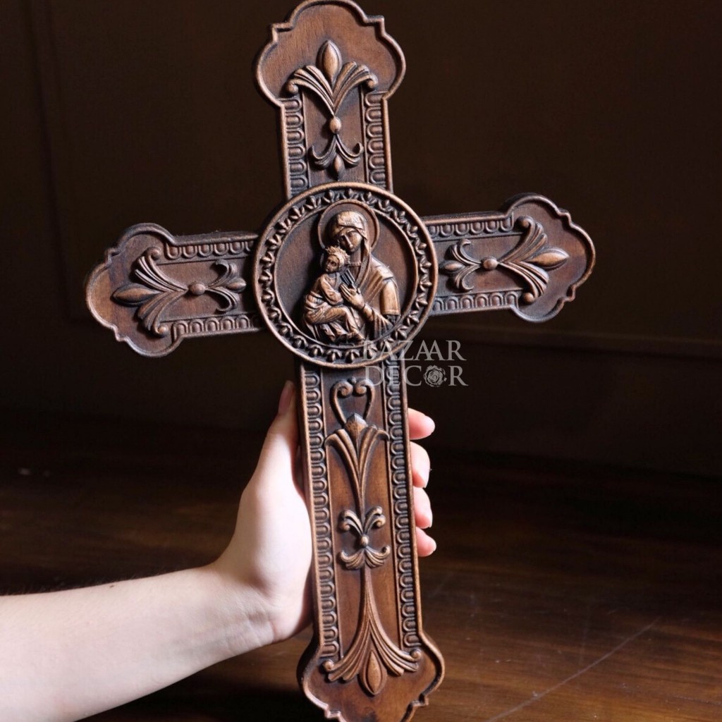十字架雕刻上帝之母的木頭