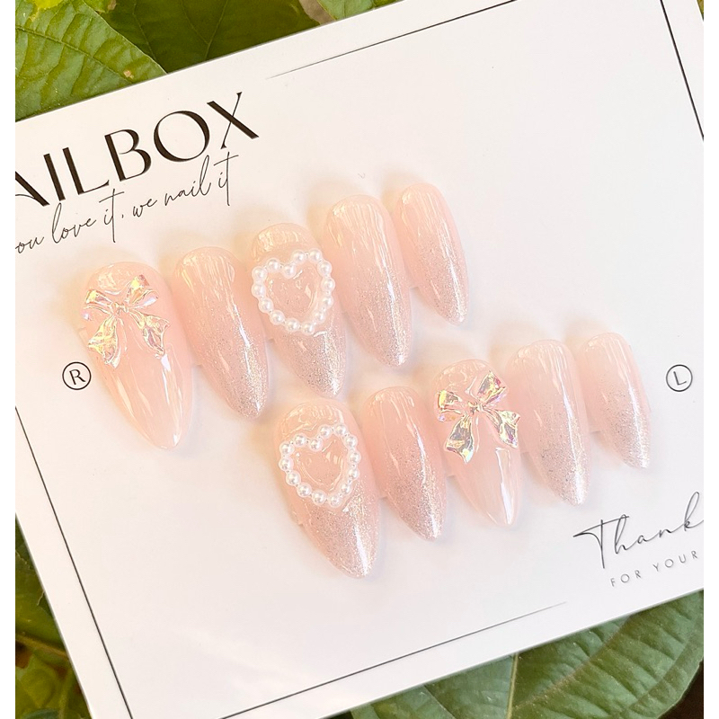 指甲盒設計有橙色玫瑰果凍混合有可愛的蝴蝶結和心形飾物