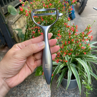 鋒利、鋒利的德國水果和蔬菜削皮器