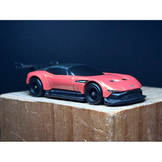 KentNgoShop Hot Wheels Premium Aston Martin Vulcan 模型車 - 1/6