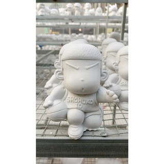 有許多熱門趨勢模型的小尺寸著色雕像(隨附迷你雕像)