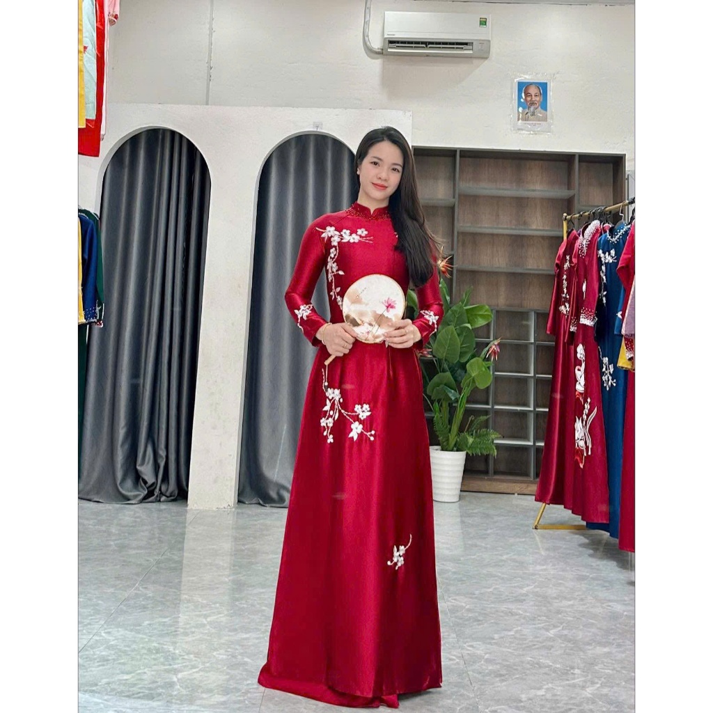 奧黛給媽媽,傳統奧黛配大風雨點綴高品質萬倫天奴紅寶石絲背景上的花朵 M47